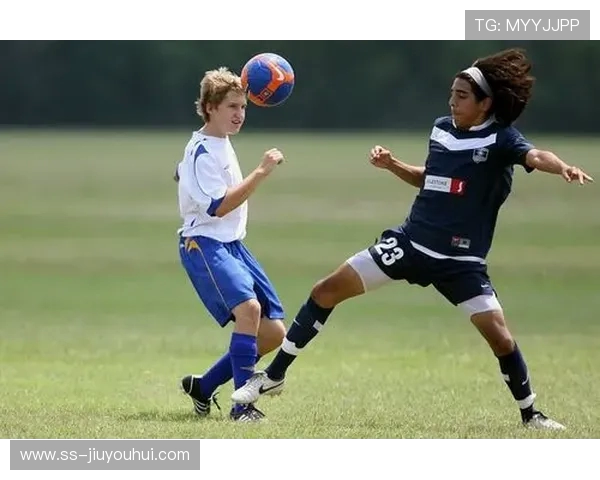 一步一步教你如何生动绘制紧张激烈的足球决赛场面画面
