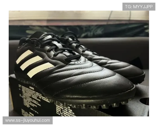 珠光感薄底足球鞋设计创新 融合舒适与性能展现卓越运动表现